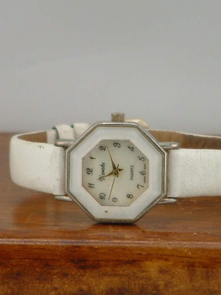 Preowned Womens White Xanadu Analog Fashion Watch Preowned Womens White Xanadu Analog Fashion Watch